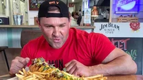 Gotowość podjęcia wyzwania należy zgłosić przynajmniej 24 godziny przed przekroczeniem progu australijskiego lokalu. Trzykilogramowy hot dog to niemałe przedsięwzięcie nie tylko dla żołądka, ale również dla przygotowującego go kucharza. Bułkę z parówką wypełniają także niezdrowe ilości roztopionego sera oraz cebula i pomidory. O mało nie zapomnieliśmy - całość serwuje się na tacy pełnej frytek!