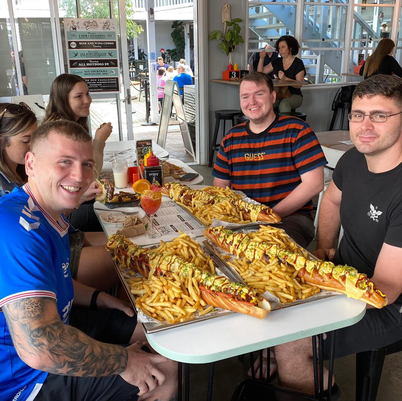 Wzięcie udziału w kulinarnym wyzwaniu kosztuje 50 dolarów australijskich (niecałe 140 zł). Jeśli z trzema kilogramami tłustego jedzenia uporamy się w mniej niż pół godziny, to nie tylko otrzymamy zwrot pieniędzy, ale również koszulkę zwycięzcy, fotografię na restauracyjnej "ścianie pamięci" i kupon na kolejne 50 dolarów. Wzięcie udziału w kulinarnym wyzwaniu kosztuje 50 dolarów australijskich (niecałe 140 zł). Jeśli z trzema kilogramami tłustego jedzenia uporamy się w mniej niż pół godziny, to nie tylko otrzymamy zwrot pieniędzy, ale również koszulkę zwycięzcy, fotografię na restauracyjnej "ścianie pamięci" i kupon na kolejne 50 dolarów.