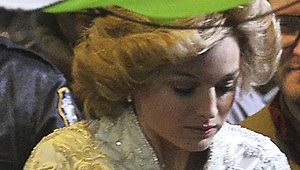 Emma Corrin na planie serialu "The Crown"