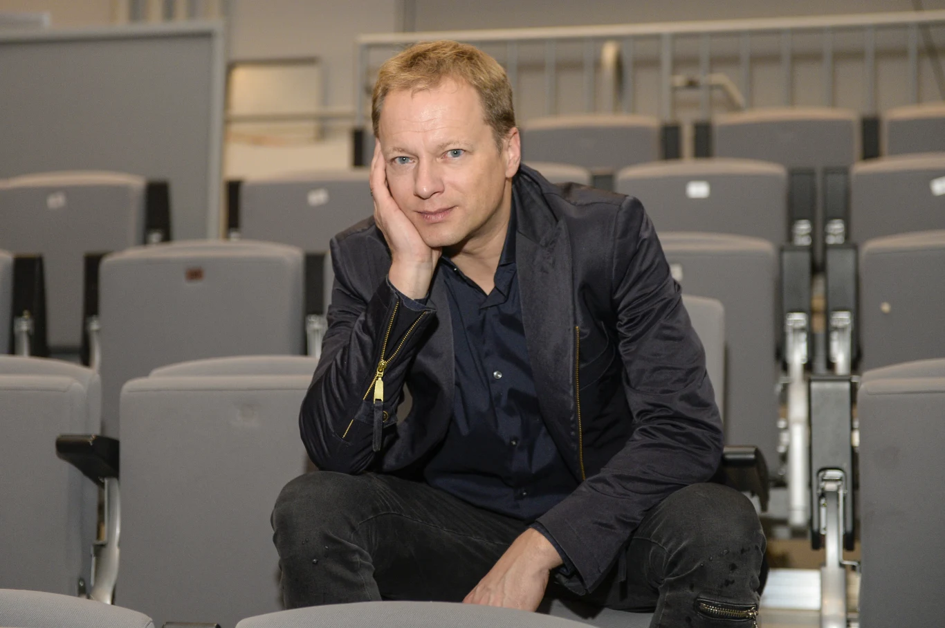 Maciej Stuhr na teatralnej widowni Maciej Stuhr na teatralnej widowni