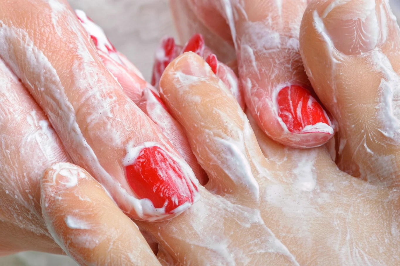 Gorąca woda i detergenty niszczą paznokcie Gorąca woda i detergenty niszczą paznokcie