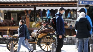 Spacerowicze na Krupówkach w Zakopanem