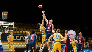  Zawodnik Asseco Arka Gdynia Adam Hrycaniuk i Adam Łapeta z Kinga Szczecin 