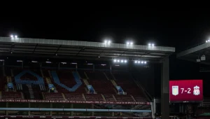 Puste trybuny stadionu Aston Villi podczas niedzielnego meczu z Liverpoolem