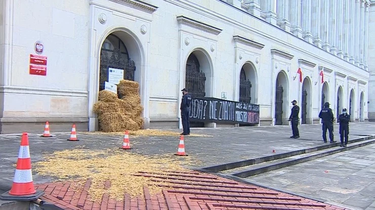 Na zdj. siano przed budynkiem Ministerstwa Rolnictwa Na zdj. siano przed budynkiem Ministerstwa Rolnictwa