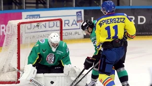 Hokeista Tauronu Podhala Nowy Targ Mateusz Bepierszcz (z prawej) i bramkarz Patrik Nechvatal z JKH GKS Jastrzębie