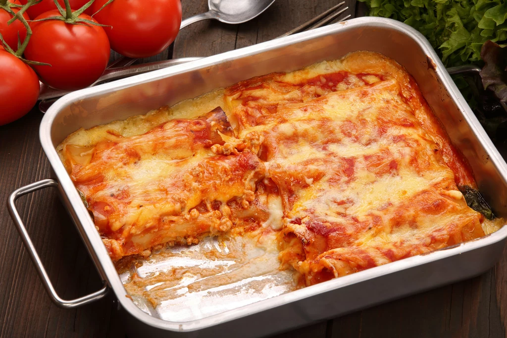 Cannelloni z mięsem mielonym i sosem pomidorowym to najbardziej tradycyjny wariant tej zapiekanki