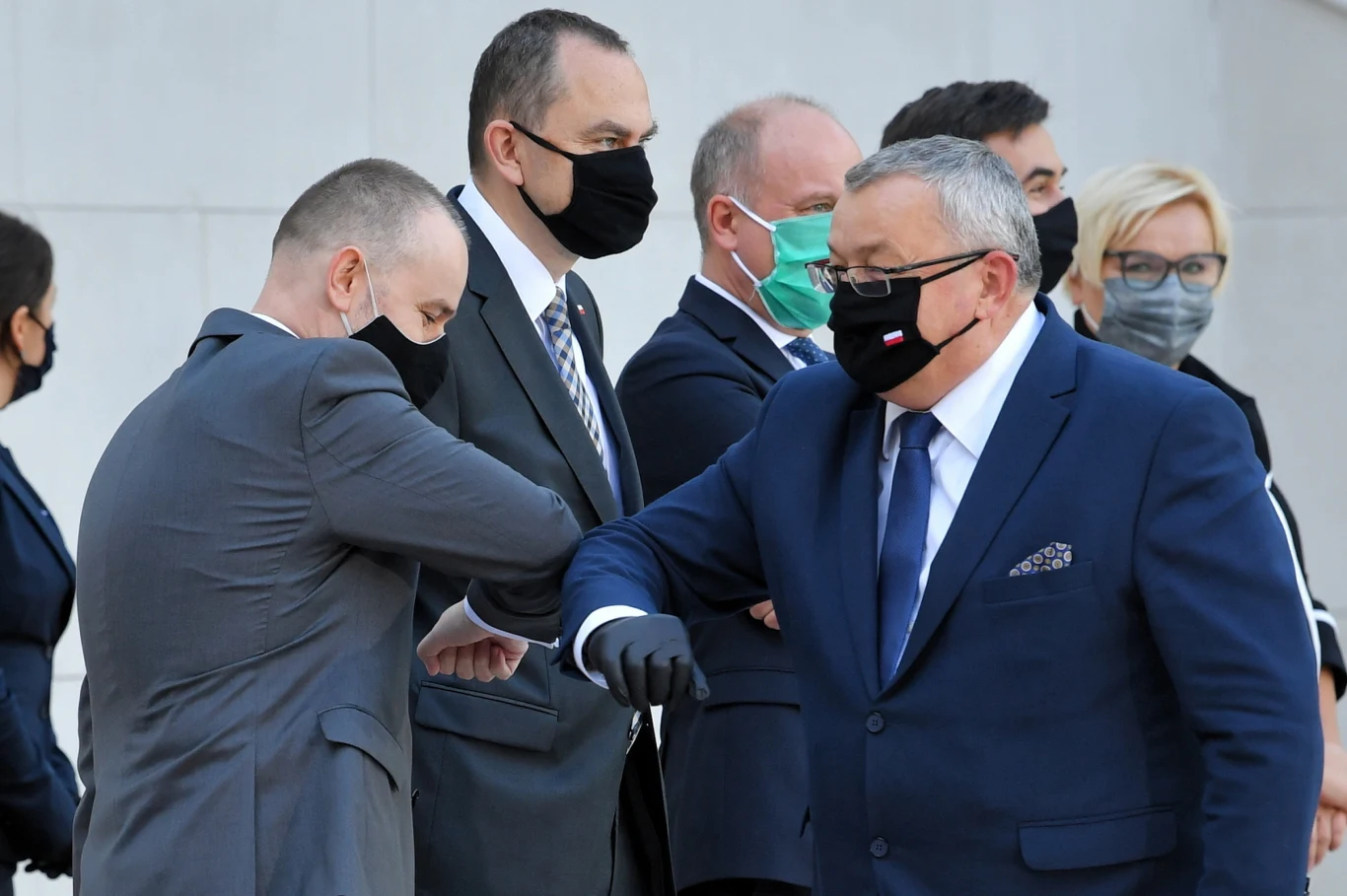 Sekretarz stanu w KPRP Adam Kwiatkowski, zastępca szefa KPRP Paweł Mucha i minister infrastruktury Andrzej Adamczyk witają się przed uroczystością.