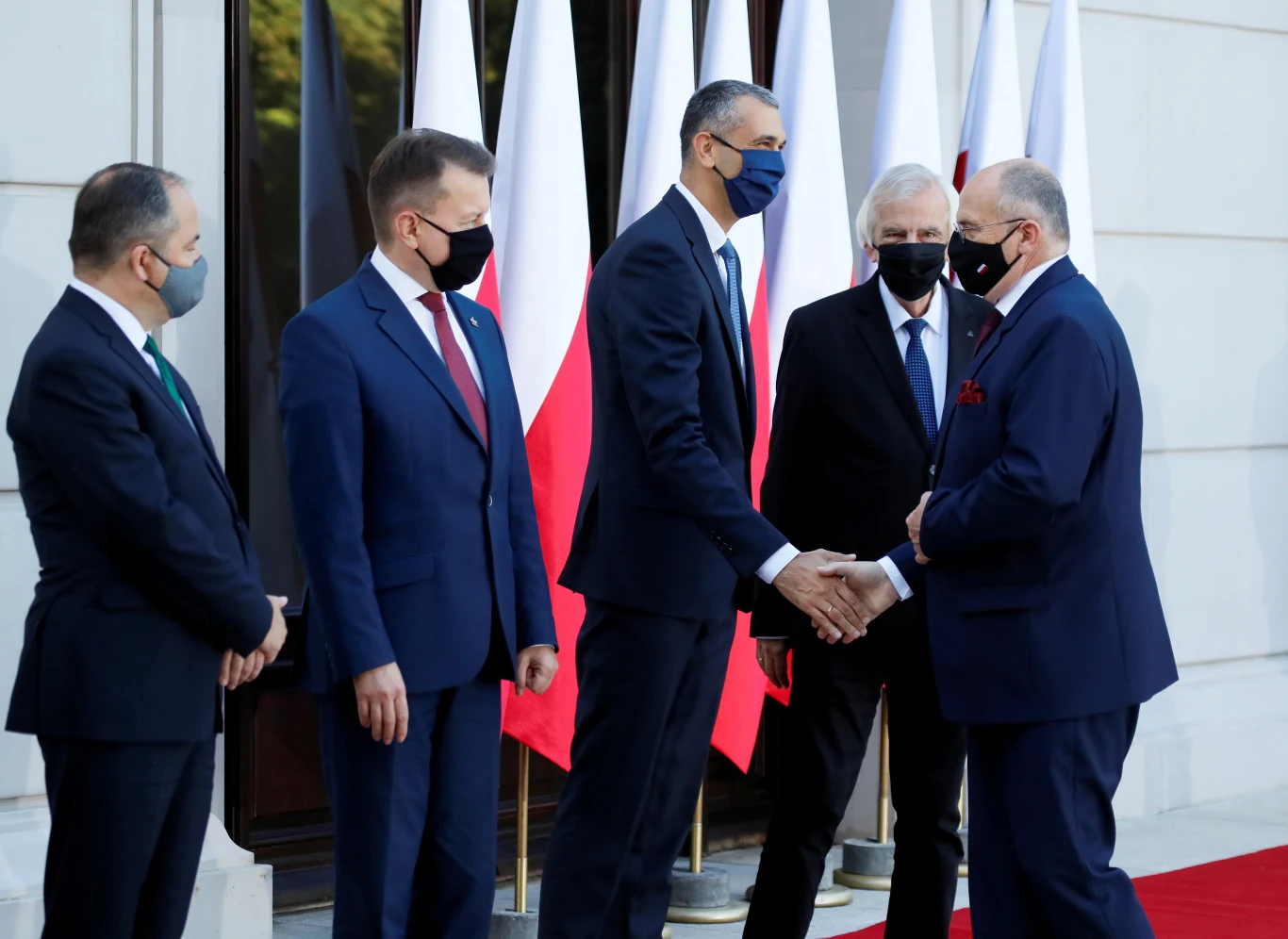 W zaprzysiężeniu nie uczestniczył zakażony koronawirusem Przemysław Czarnek, który ma być nowym ministrem edukacji i nauki. Pierwotnie uroczystość miała się odbyć w poniedziałek, jednak tego dnia rano Czarnek poinformował, że ma dodatni wynik testu na obecność SARS-CoV-2. Na kwarantannę zostali skierowani także: wicepremier Jacek Sasin, szef Kancelarii Premiera Michał Dworczyk, odchodzący szef MEN Dariusz Piontkowski oraz wiceminister klimatu Jacek Ozdoba.