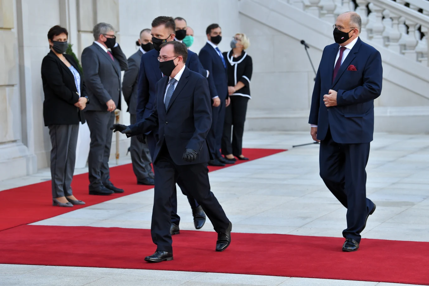 Minister spraw wewnętrznych i administracji Mariusz Kamiński, minister spraw zagranicznych Zbigniew Rau i minister-członek Rady Ministrów Łukasz Schreiber przed uroczystością w ogrodach Pałacu Prezydenckiego w Warszawie.