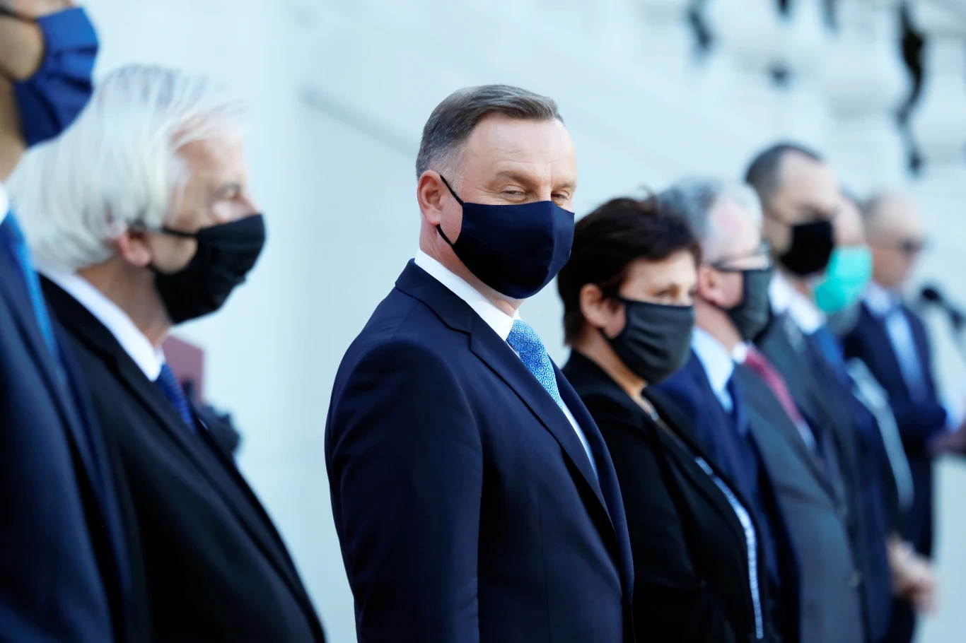 - To bardzo podniosła chwila, można powiedzieć - historyczna. Rekonstrukcja rządu nie jest w naszym państwie codziennością i dlatego jest ważnym momentem, który - mam nadzieję - spotkał się dziś z tą piękną pogodą na dobry omen, na to, aby taka właśnie piękna pogoda w szerokim tego słowa znaczeniu przyświecała Polsce, polskiemu społeczeństwu, Zjednoczonej Prawicy i polskiemu rządowi na ten cały czas najbliższych lat urzędowania. Tego państwu z całego serca życzę - powiedział podczas uroczystości prezydent Andrzej Duda.