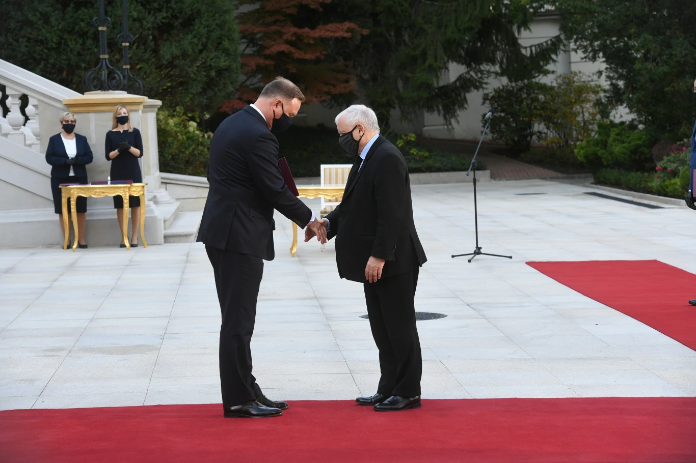 Internauci zwracają też uwagę, że Jarosław Kaczyński jako jedyny nie założył na uroczystości rękawiczek. Andrzej Duda specjalnie zdjął swoją rękawiczkę, by podać dłoń prezesowi PiS, gdy powoływał go na urząd wicepremiera.