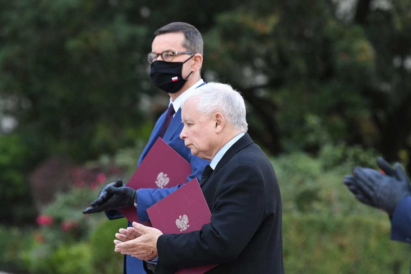 Prezydent powołał Jarosława Kaczyńskiego na wicepremiera. Prezes PiS jako jedyny podczas rozpoczęcia ceremonii nie miał maseczki. Później już ją założył.