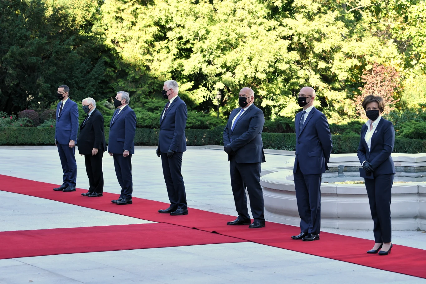 Ministrowie na czas ceremonii zachowywali dystans. Mieli też maseczki.