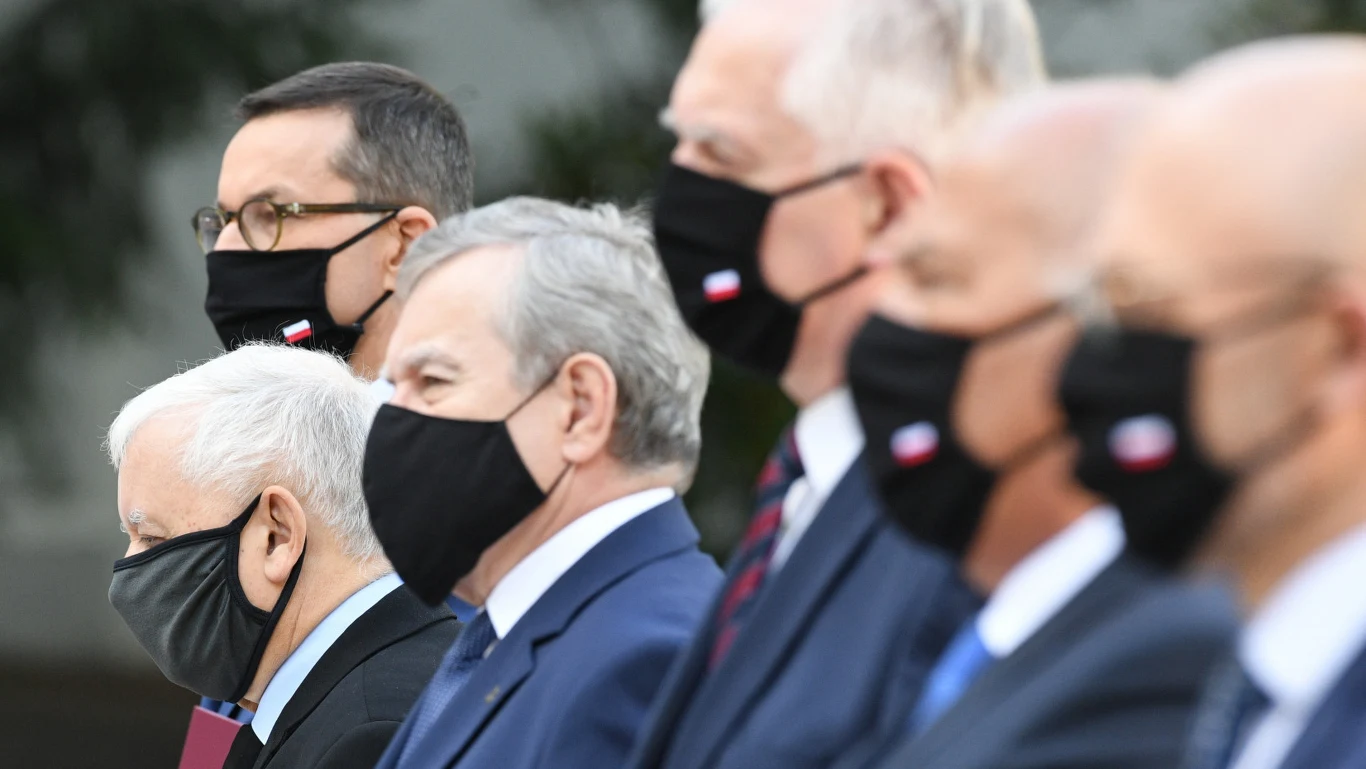 Premier i ministrowie podczas uroczystości przed Pałacem Prezydenckim