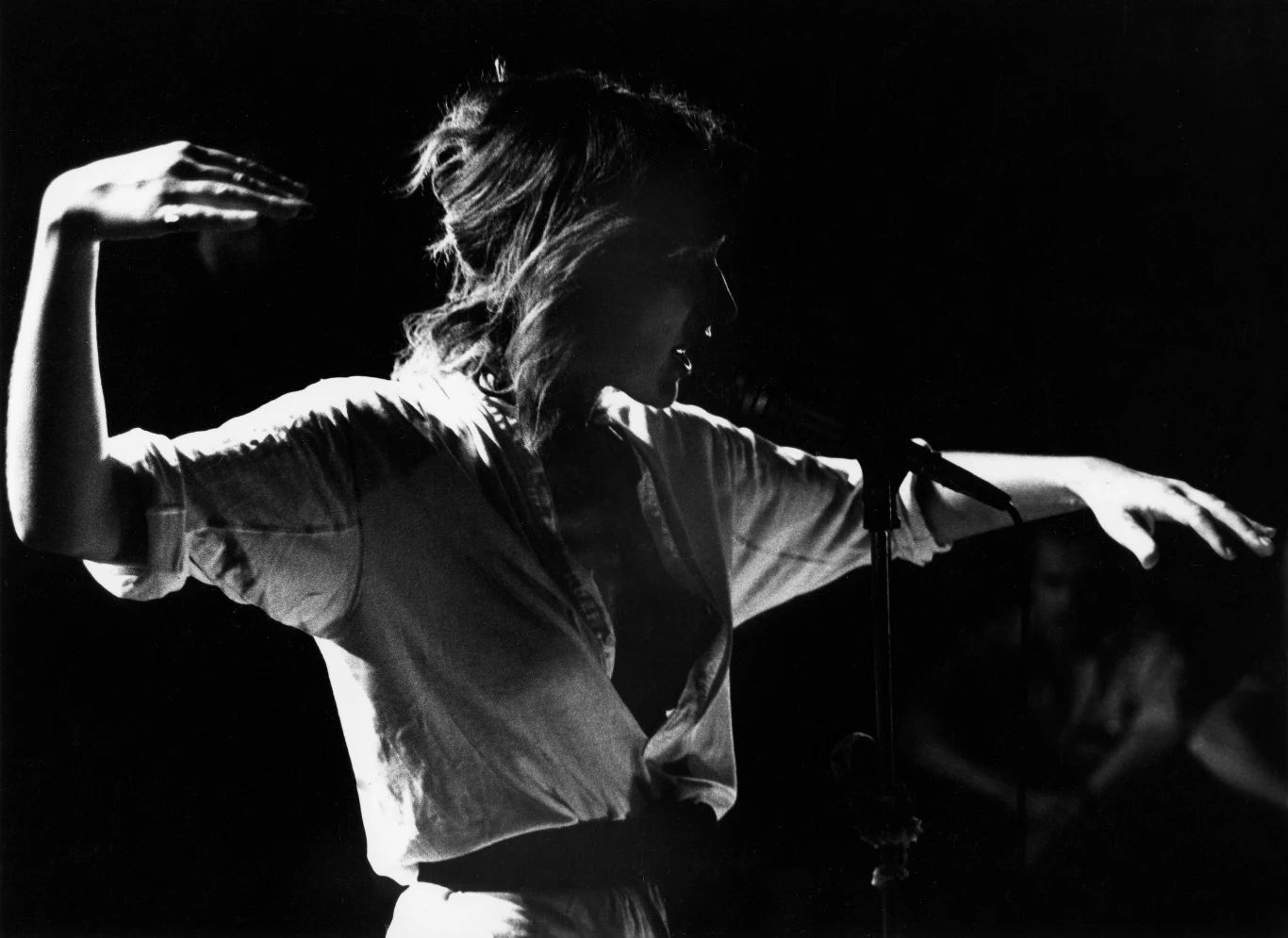 "Lato 1983 roku. Popularna grupa rockowa Maanam z solistką Korą odbywa tournée po Polsce. W Warszawie członkowie zespołu biorą udział w konferencji prasowej prowadzonej przez specjalistę od muzyki rockowej – Dariusza Michalskiego. Kamera rejestruje także m.in.: bójkę wśród słuchaczy podczas jednego z koncertów, rozdawanie autografów, lekcję języka polskiego, na której analizowane są teksty Kory, akademię z okazji odsłonięcia pomnika poetki-piosenkarki Aleksandry Jackowskiej, której imię otrzymała szkoła" - czytamy w opisie filmu. "Lato 1983 roku. Popularna grupa rockowa Maanam z solistką Korą odbywa tournée po Polsce. W Warszawie członkowie zespołu biorą udział w konferencji prasowej prowadzonej przez specjalistę od muzyki rockowej – Dariusza Michalskiego. Kamera rejestruje także m.in.: bójkę wśród słuchaczy podczas jednego z koncertów, rozdawanie autografów, lekcję języka polskiego, na której analizowane są teksty Kory, akademię z okazji odsłonięcia pomnika poetki-piosenkarki Aleksandry Jackowskiej, której imię otrzymała szkoła" - czytamy w opisie filmu.