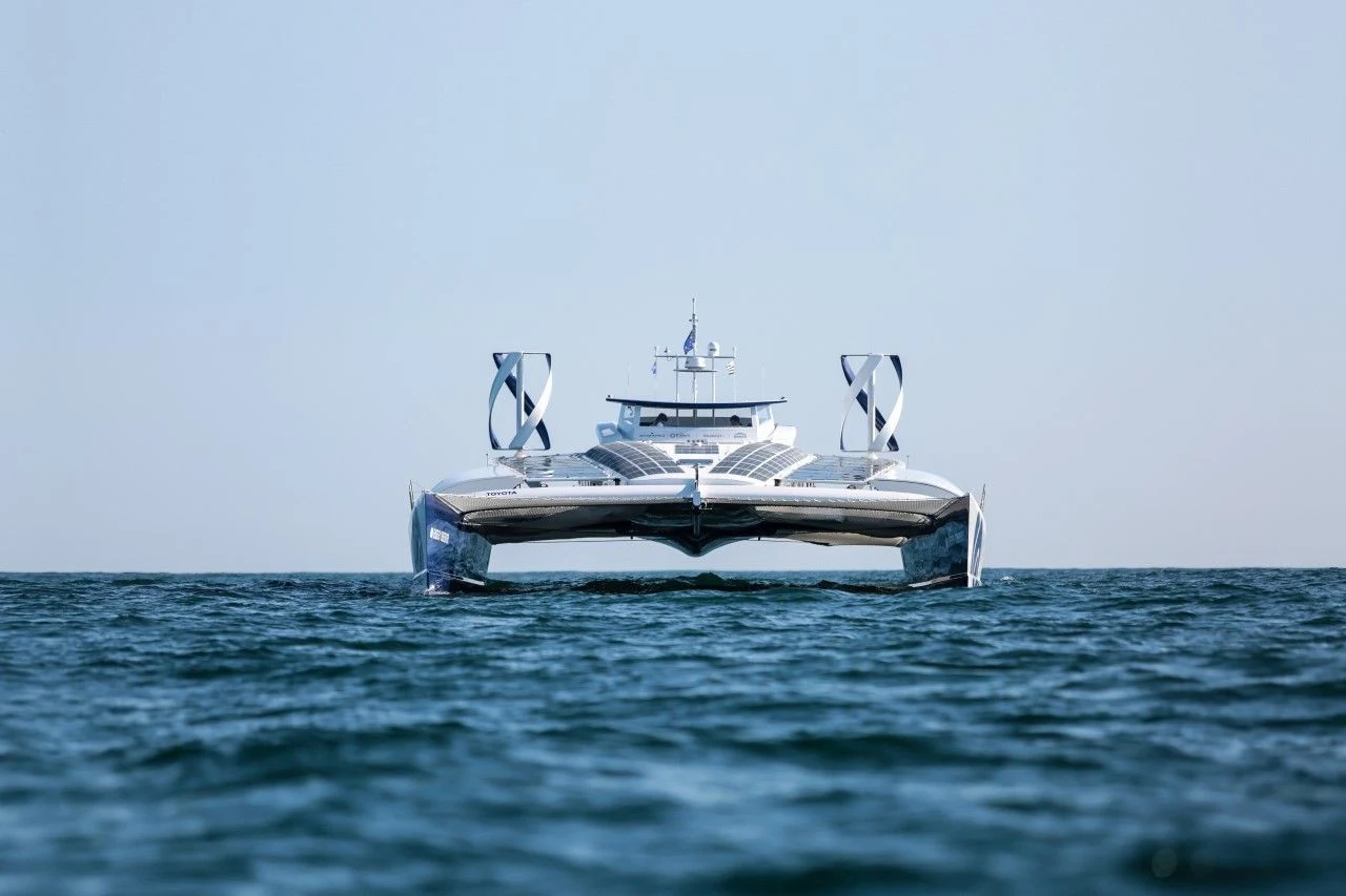 Statki i jachty Transport morski stanowi bardzo poważny problem dla środowiska, zarówno pod względem emisji gazów cieplarnianych, jak i zanieczyszczenia oceanów. Jest to spowodowane wykorzystywaniem mazutu – ciężkiego, toksycznego paliwa ropopochodnego. Dobra wiadomość jest taka, że statki morskie są zazwyczaj napędzane silnikiem elektrycznym, do którego prąd dostarcza silnik mazutowy. W tej sytuacji wystarczy zamienić generator spalinowy na wodorowe ogniwa paliwowe, a zapas mazutu na zbiorniki wodoru, by prom czy okręt stał się bezemisyjny. Opublikowane w tym roku badania International Council on Clean Transportation wykazały, że 99% towarowych rejsów przez Pacyfik mogłoby być zasilanych wodorem. Statki i jachty napędzane wodorem budują już Norwegowie, Amerykanie i Japończycy, ale zanim na dobre wejdą na rynek, trzeba przeprowadzić wiele testów. Od 2017 roku Toyota współpracuje z załogą eksperymentalnego, bezemisyjnego jachtu Energy Observer, który w stu procentach wykorzystuje energię odnawialną, a jej nadmiar jest magazynowany na pokładzie w formie wodoru. Toyota opracowała na użytek francuskiego jachtu, będącego w trakcie 6-letniego rejsu dookoła świata, zestaw ogniw paliwowych odporny na warunki panujące na morzu. Komercjalizacją zebranych doświadczeń i wypracowanych technologii zajmuje się we współpracy z Toyotą firma Energy Observer Developments. 