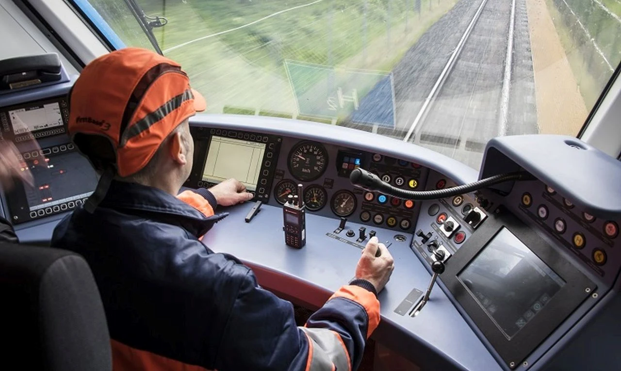 W Japonii Toyota i East Japan Railway Company budują wodorowe pociągi zasilane ogniwami paliwowymi. Kiedy takie składy powstaną, zostaną wprowadzone do użytku w ramach kompleksowego systemu lokalnego transportu opartego na wodorze, a ich rozkład jazdy zostanie zintegrowany z rozkładem wodorowych autobusów. Powstanie także odpowiednia sieć punktów tankowania wodoru dla tychże autobusów oraz samochodów osobowych.
