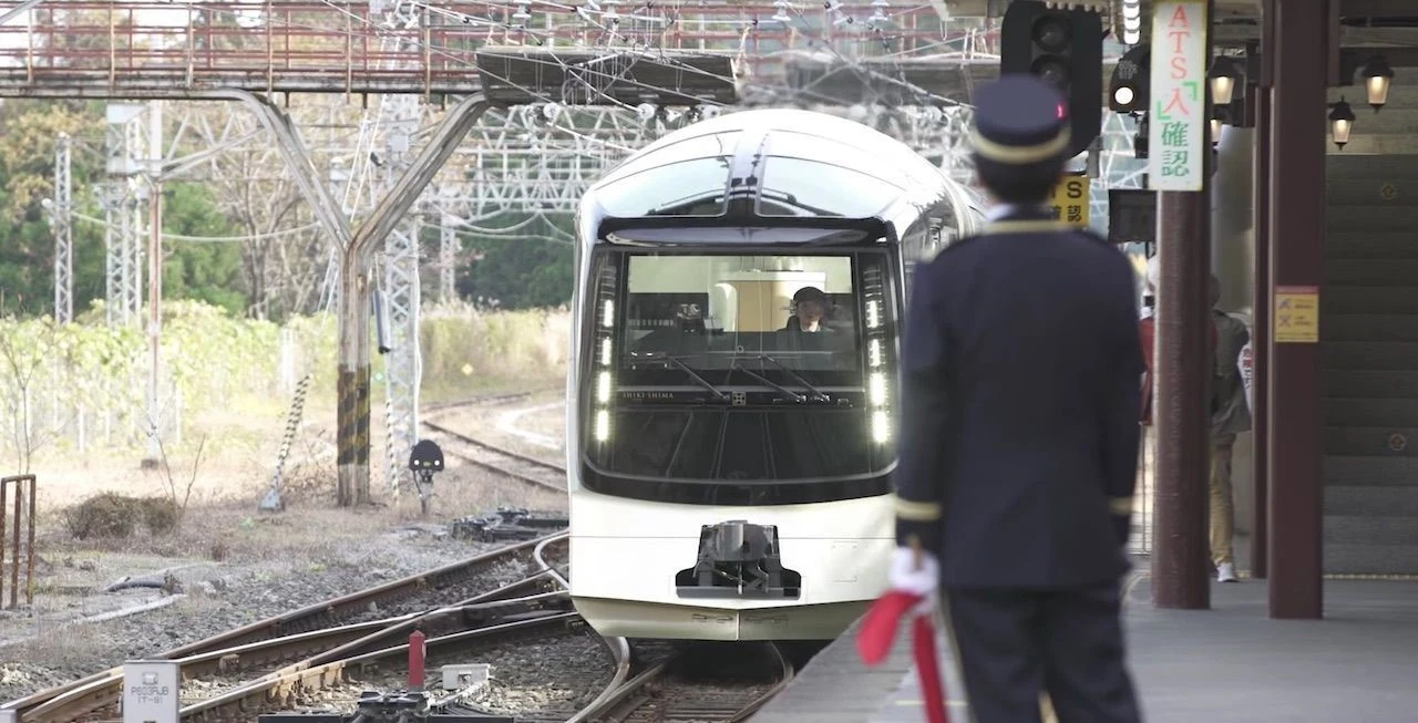 Transport kolejowy Pociągi to bardzo ekologiczny transport, jednak warto pamiętać, że wciąż jeszcze wiele tras kolejowych jest pozbawionych trakcji elektrycznej. Na tych trasach zazwyczaj pracują lokomotywy z silnikami spalinowymi. Jednak w kilku miejscach na świecie powoli zastępują je lokomotywy wodorowe. W ubiegłym roku niemiecka kolej zamówiła 27 wodorowych pociągów Coradia iLint firmy Alstom. Składy będą obsługiwać linie w regionie Frankfurt/Ren-Men. Pociągami Alstomu jest zainteresowana także Dolna Saksonia, gdzie w maju tego roku zakończono trwające 530 dni testy modelu Coradia iLint. 