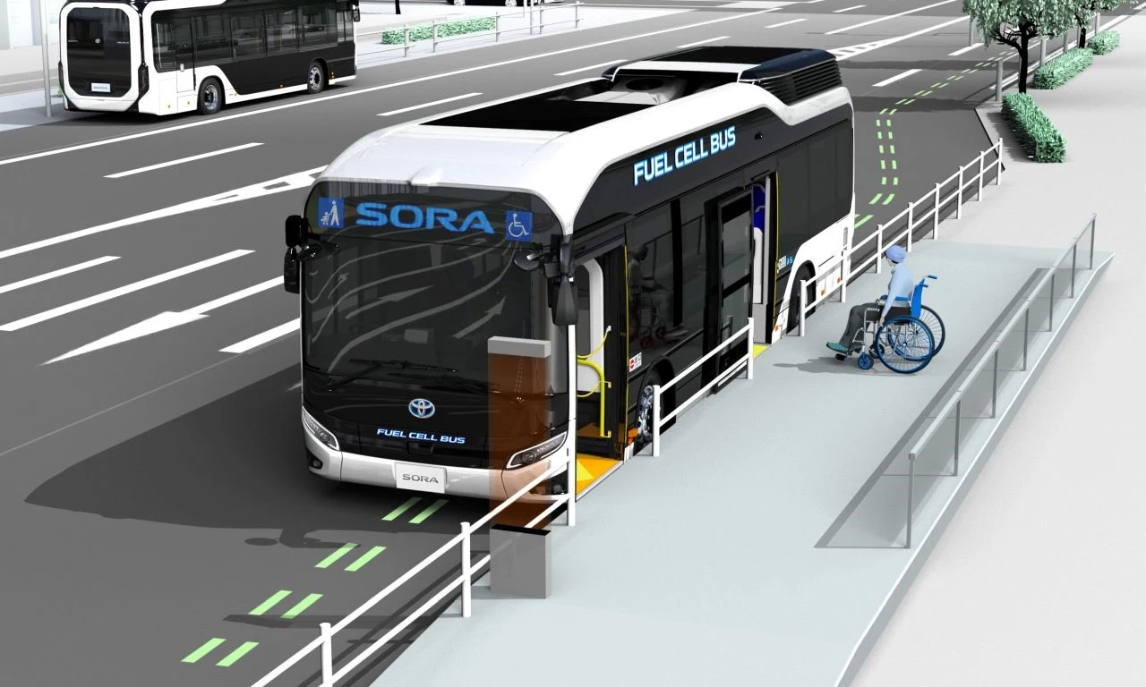 ...ale produkują je także Toyota (model SORA) oraz hiszpańska firma Caetano Bus, która korzysta z układów napędowych Toyoty. Japońska marka zamontowała także napęd na ogniwa paliwowe we flocie samochodów dostawczych obsługujących sieć sklepów Seven Eleven w Japonii. Ciągniki siodłowe na wodór są obecnie w fazie testów. W tym roku w Szwajcarii prowadzone są testy modelu Hyundai H2 Xcient, zaś Toyota od 2017 roku realizuje w Kalifornii wieloletni test kolejnych prototypów dużych ciężarówek ze zmodyfikowanym napędem z Mirai, które zajmują się transportem towarów w morskich portach. W tym roku wspólnie z marką Hino Toyota rozpoczęła budowę komercyjnego pojazdu tego typu.