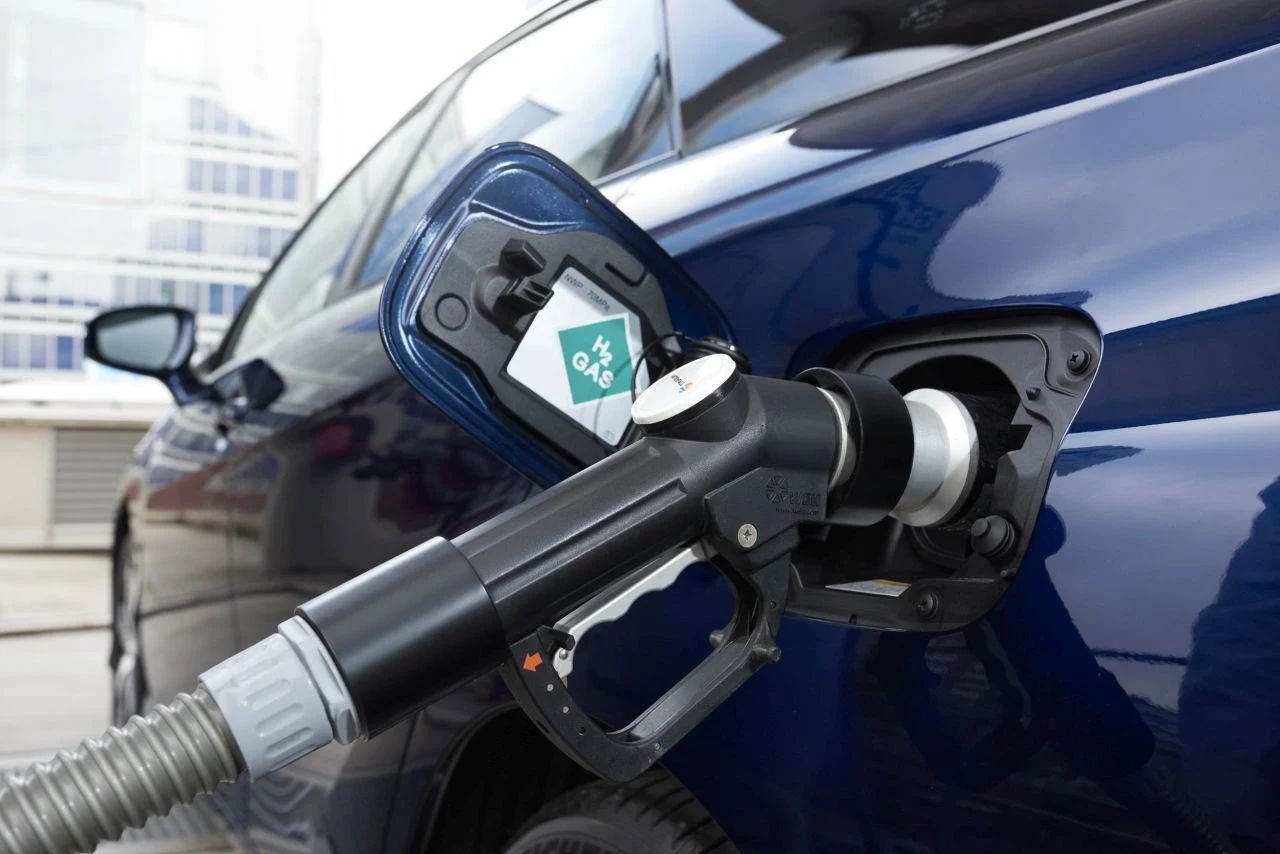 Sprzedaż Mirai przekroczyła do końca 2019 roku 10 tys. egzemplarzy. W tym roku na rynku pojawi się druga generacja wodorowej Toyoty o zasięgu większym o 30%, a jej produkcja będzie 10 razy większa od aktualnego modelu. 