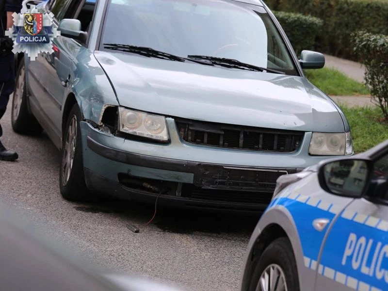 Kierowca porzucił swojego passata i zbiegł. Nie udało mu się długo ukrywać