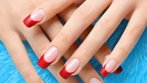 Kolorowy french

Paznokcie zdobione techniką french nails nosimy już od wielu lat, bez względu na porę roku. Tej jesieni warto odważyć się na odrobinę szaleństwa. Białą końcówkę paznokcia pomalujcie na żywy, neonowy kolor. Takim wyborem na pewno przełamiecie panującą za oknem szarugę!
