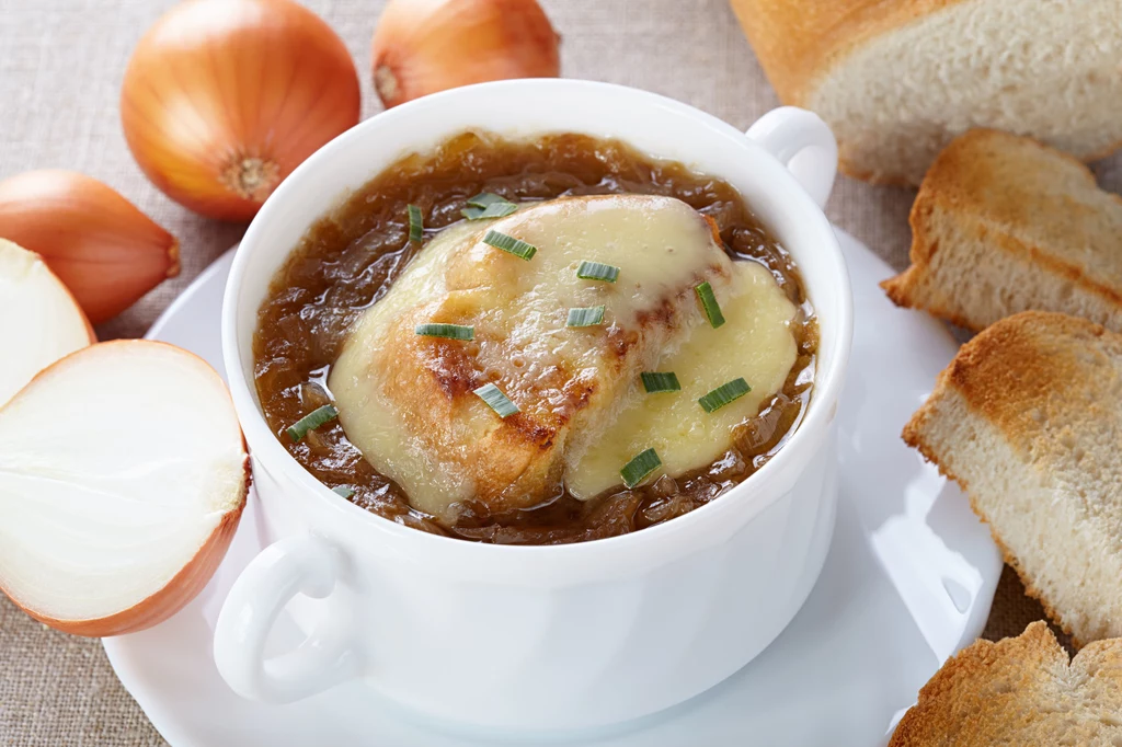 Z cebuli można przygotować wiele dań, np. gęstą i aromatyczną zupę