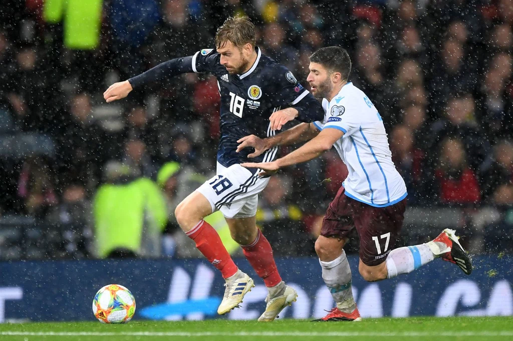 Stuart Armstrong (z lewej) Stuart Armstrong (z lewej)