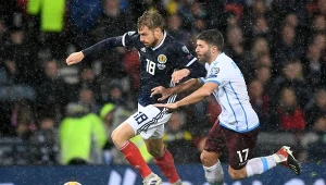 Stuart Armstrong (z lewej)