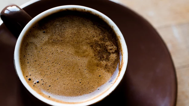 Zwietrzała kawa odzyska aromat, jeśli do jej opakowania trafi kostka czekolady. Należy opakowanie zamknąć szczelnie i poczekać dwa-trzy dni,.