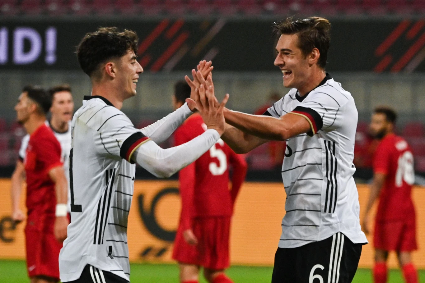 Kai Havertz (z lewej) i Florian Neuhaus Kai Havertz (z lewej) i Florian Neuhaus