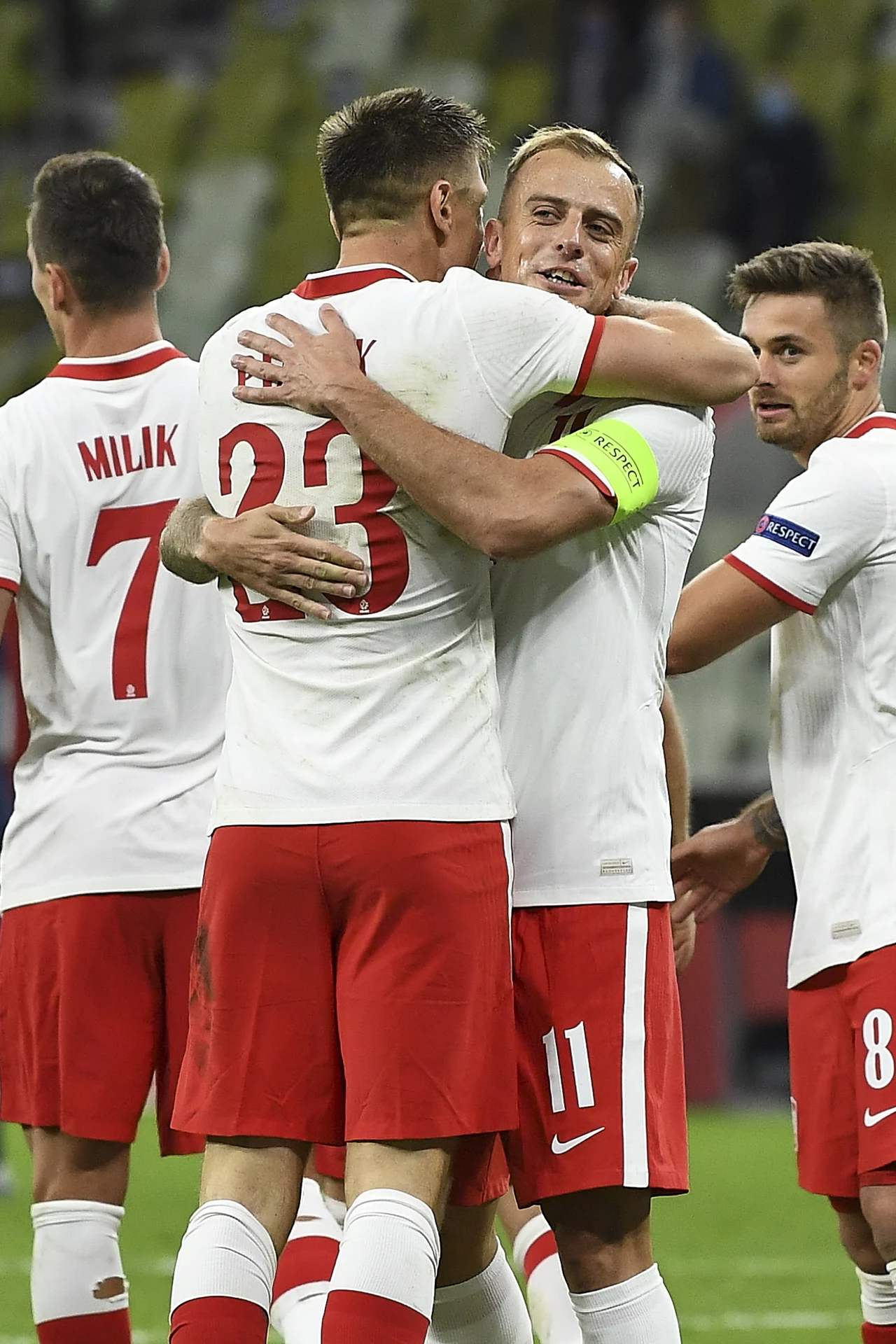 Krzysztof Piątek (z lewej) i Kamil Grosicki cieszą się z bramki