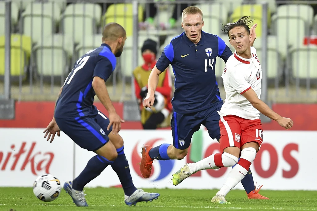 Michał Karbownik (w białej koszulce) zagrał bardzo dobrze i zanotował asystę Michał Karbownik (w białej koszulce) zagrał bardzo dobrze i zanotował asystę