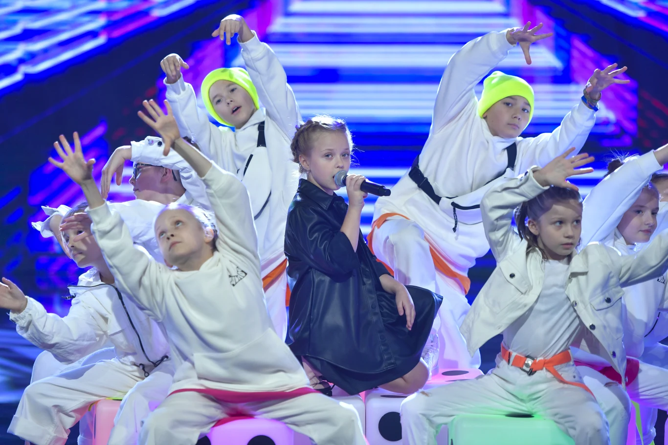 Ala Tracz w otoczeniu tancerzy.