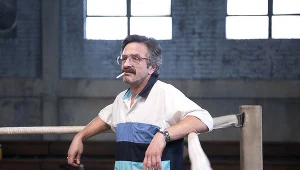 Marc Maron w scenie z serialu "GLOW"