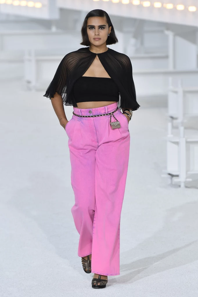 Jaskrawo różowe dżinsy to według Chanel modowy hit 