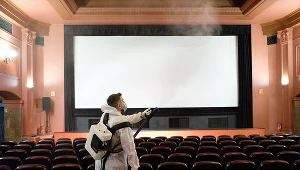 Dezynfekcja w kinie; zdj. ilustracyjne