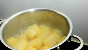 Nie gotuj ziemniaków w wodzie. Zastąp ją tym, a wyjdą dużo smaczniejsze