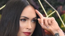 Megan Fox od początku kariery aktorskiej miała problemy z samoakceptacją. Dlatego zaczęła korzystać z usług lekarzy medycyny estetycznej. Jeden z jej bliskich znajomych wypowiedział się anonimowo dla magazynu "In Touch” i potwierdził problemy gwiazdy. Wspomniał, że kompleksy Megan przybrały na sile, gdy dowiedziała się, że nie zagra w kolejnej części z serii filmów "Transformers”. 

Eksperci ocenili, że Megan poddała się korekcji nosa, operacji podniesienia powiek, wypełniła policzki oraz wstrzyknęła botoks w usta. Wszystkie zabiegi miały ją kosztować rzekomo 60 tysięcy dolarów. Niestety, operacje przyniosły odwrotny efekt, niż zamierzony. Mimo tego, że Fox ma zaledwie 32 lata, wygląda na znacznie starszą.
