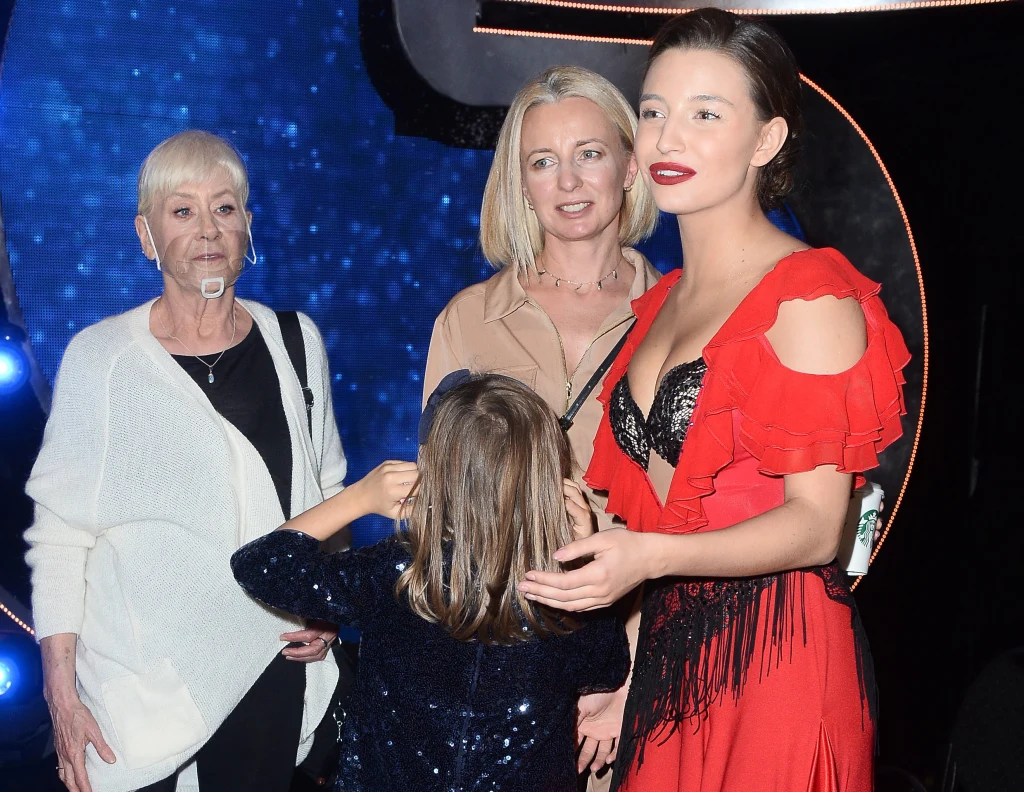 Julia Wieniawa jest czarnym koniem tej edycji. Na zdjęciu ze swoją "mamadżerką" i mentorką