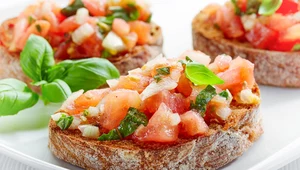 Bruschetta z pomidorami i bazylią