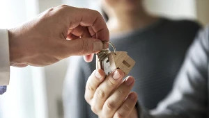 Średnie ceny zaniża bardzo pokaźna liczba tanich lokali, które w normalnych warunkach zajmowaliby już studenci lub emigranci zarobkowi