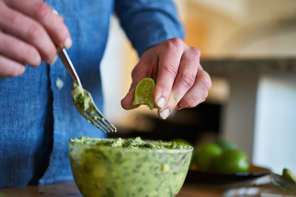 Guacamole idealnie sprawdzi się do nachosów 