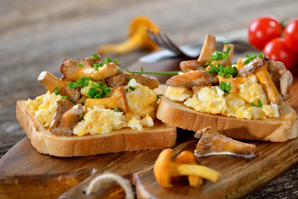 Jajecznicę z kurkami najlepiej podawać na świeżym pieczywie