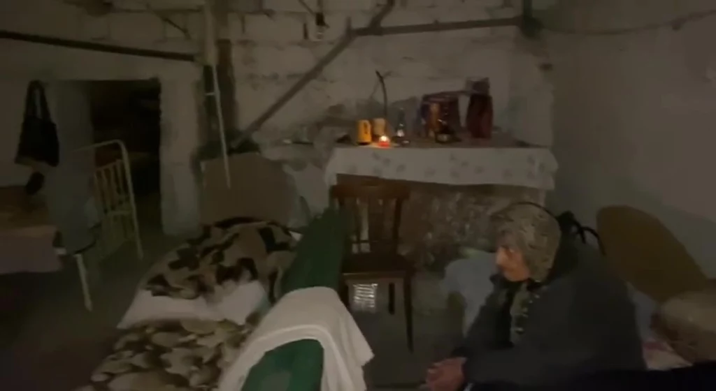 Wojna o ten region - kontrolowaną i zamieszkaną przez Ormian enklawę na terytorium Azerbejdżanu - wybuchła w 1988 roku, zaś w 1994 roku podpisane zostało zawieszenie broni między stronami. Trwające od blisko dwóch tygodni walki są najpoważniejszymi od tego czasu. Na zdjęciu mieszkańcy miasta Stepanakert w schronach pod swoimi domami Wojna o ten region - kontrolowaną i zamieszkaną przez Ormian enklawę na terytorium Azerbejdżanu - wybuchła w 1988 roku, zaś w 1994 roku podpisane zostało zawieszenie broni między stronami. Trwające od blisko dwóch tygodni walki są najpoważniejszymi od tego czasu. Na zdjęciu mieszkańcy miasta Stepanakert w schronach pod swoimi domami