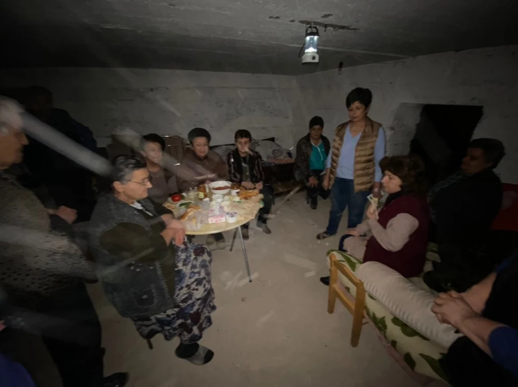 Trwa konflikt zbrojny między Armenią i Azerbejdżanem o Górski Karabach. Obie strony oskarżają się wzajemnie o eskalowanie sytuacji. Na zdjęciu mieszkańcy miasta Stepanakert w schronach pod swoimi domami. Trwa konflikt zbrojny między Armenią i Azerbejdżanem o Górski Karabach. Obie strony oskarżają się wzajemnie o eskalowanie sytuacji. Na zdjęciu mieszkańcy miasta Stepanakert w schronach pod swoimi domami.