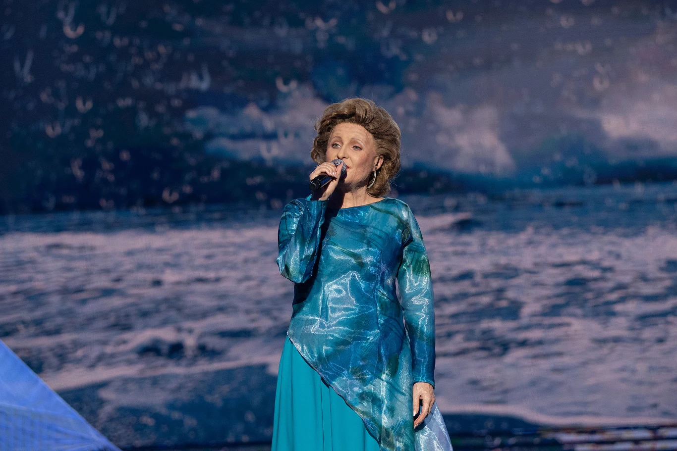 Gosia Andrzejewicz jako Irena Santor