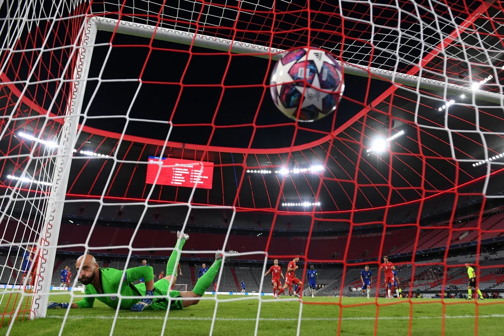 Willy Caballero bezradnie patrzy na piłkę, którą w bramce umieścił Robert Lewandowski
