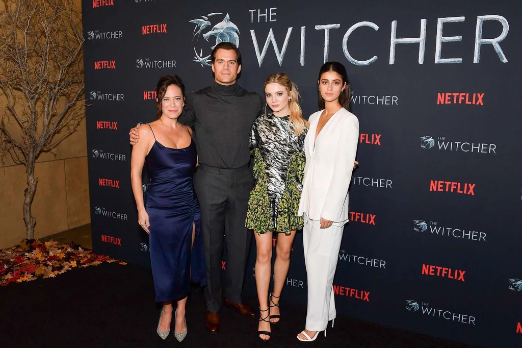 Lauren Schmidt Hissrich, Henry Cavill, Freya Allan i Anya Chalotra podczas premiery pierwszego sezonu "Wiedźmina"